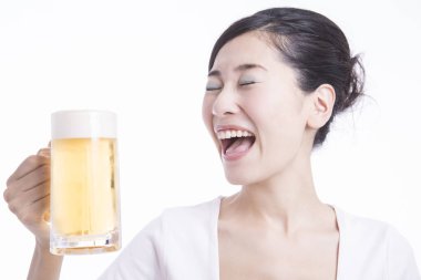 Bira içen genç Asyalı kadın