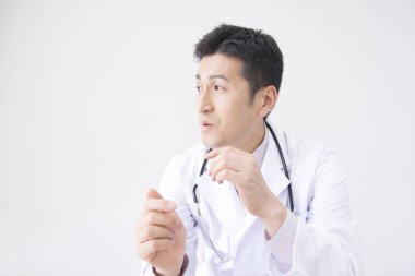 Steteskoplu Asyalı doktor klinikte.