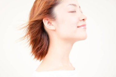 Gülümseyen güzel bir kadının stüdyo portresi.