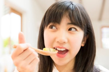 Asyalı Japon kadın çorba içiyor. 