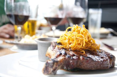 Sebzeli leziz domuz bifteği, yakından. 