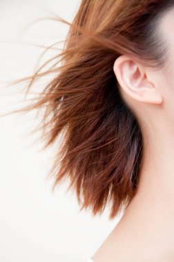 Beyaz arka planda güzel saçları olan genç bir kadın.