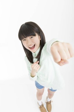 Asyalı kız dövüşçü jesti yapıyor.