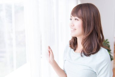 Pencereden bakan genç bir kadın