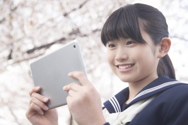 Sokakta tablet kullanan güzel Japon öğrencinin portresi