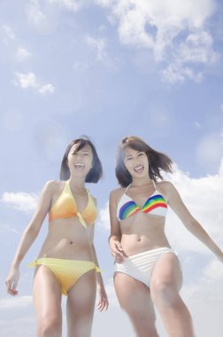 Renkli mayo giymiş güzel Japon kadınları bilardoda eğleniyorlar, tatil konsepti.  