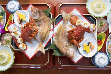 Restoranın üst manzarasında lezzetli deniz ürünleri. 