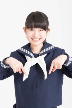 Asyalı kız parmaklarıyla işaret ediyor