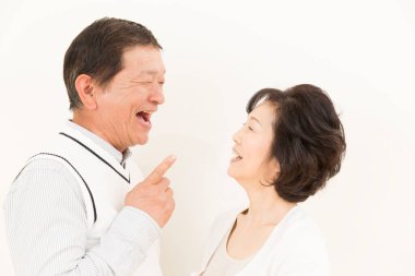 Kocası olan yaşlı bir kadın eğleniyor. 