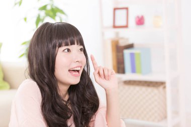 Güzel Asyalı genç bayan öğrenciyi kapayın ve ödevini yapın.