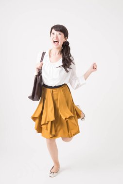 Genç Asyalı kadın stüdyoda poz