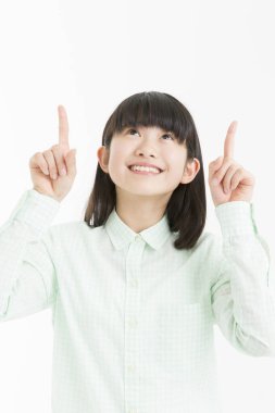 Genç Asyalı kız öğrencinin işaret ettiği beyaz arka plan 