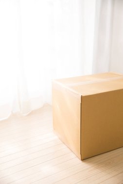 Yerde karton kutu var. taşınma konsepti