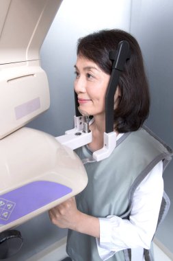 3d jaws x-ray yapan Asyalı kadını kapat