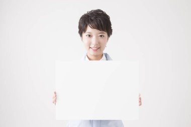 Asyalı kadın holding boş işareti