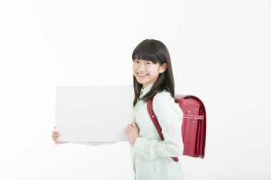 Genç Asyalı kız öğrenci beyaz arka planda izole edilmiş kart gösteriyor. 