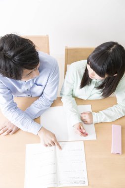 Evde babasıyla ödev yapan tatlı Asyalı kız.