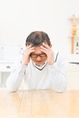 Genç adam evde baş ağrısı çekiyor.