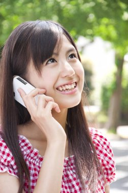 Telefonda konuşan güzel bir Japon genç kadın. görünümü kapat