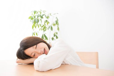 Masada uyuyan genç kadın