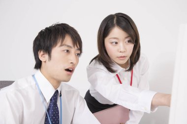 Genç Asyalı iş adamları birlikte çalışıyor.