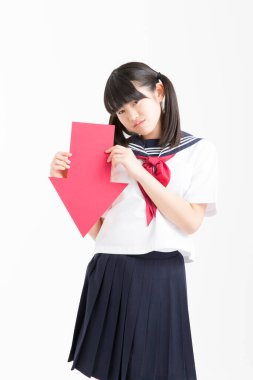 Beyaz arka planda okul üniformalı güzel genç bir öğrencinin portresi.