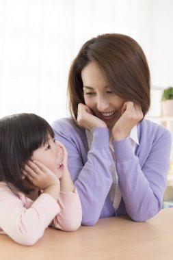 Mutlu Asyalı anne ve kızının portresini kapat.