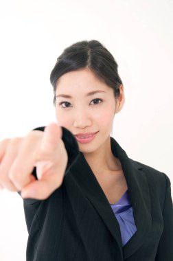 İşkadını, izole edilmiş arka planda parmak işareti yapıyor 