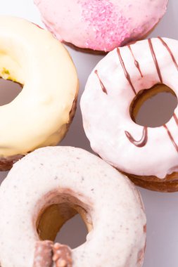 Beyaz arkaplanda tatlı ve renkli pastalar, yakın plan görünümü 