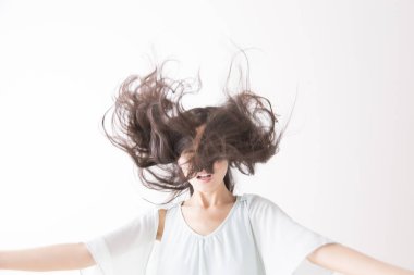 Saçları uçuşan bir kadın