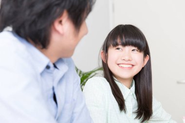 Asyalı babayla kızı birbirine yakın.