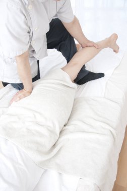 spa merkezinde masaj olan adam 