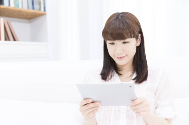 tablet ile genç kadın 