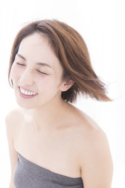 Gözleri bembeyaz olan genç bir kadın