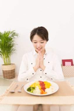 Güzel Japon kadın evde yemek yiyor.