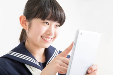 Tablet kullanan Asyalı kızın portresi