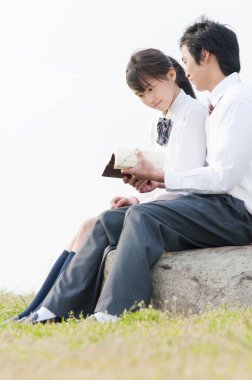 Genç bir çift kitap okuyor.