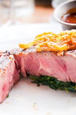 Sebze ve soslu domuz bifteği.