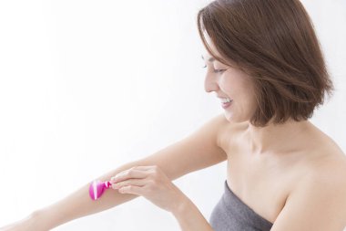 Kolunu tıraş eden kadını kapatın.