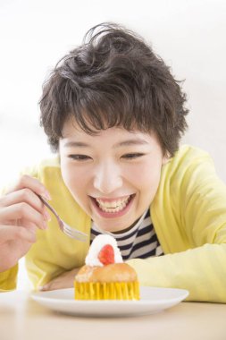 Pastayla gülümseyen kadın. 