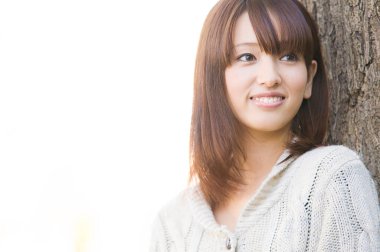 Parktaki genç Asyalı kadın.