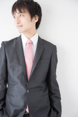 Takım elbiseli Asyalı genç işadamını kapatın.