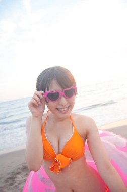 Pembe şişirilebilir yüzüklü Asyalı kadın.