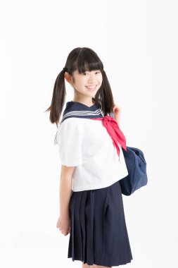 Beyaz arka planda okul üniformalı güzel genç bir öğrencinin portresi.