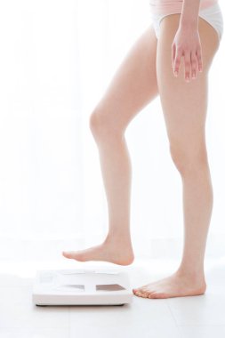 Kilo terazisiyle ölçülen kadın