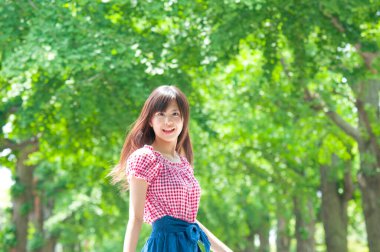 Yaz parkında güzel bir Asyalı genç kadın