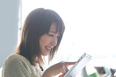 Ofiste tablet kullanan kadın