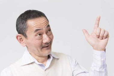 Beyaz arka planda olgun Asyalı erkek portresi