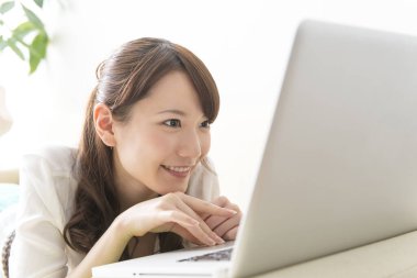 Dizüstü bilgisayar kullanan Asya genç kadın 