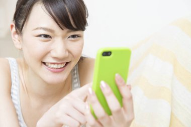 Kadın akıllı telefonuyla selfie çekiyor.